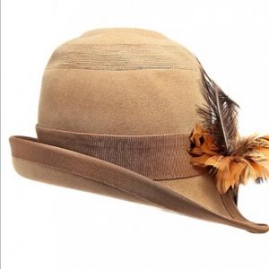 Vintage 1920’s style Schiaparelli Feather hat